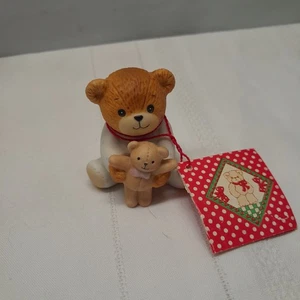 Vintage Lucy and me Baby Bear che tiene il suo orsacchiotto 1982 - Foto 1 di 4