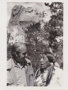 1973 Press Photo Oglala Indian Ben Black Elk at Mount Rushmore, South Dakota - Picture 1 of 2