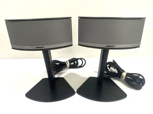Sistema de altavoces multimedia Bose Companion 5 satélites izquierdo y derecho en soportes - Imagen 1 de 5