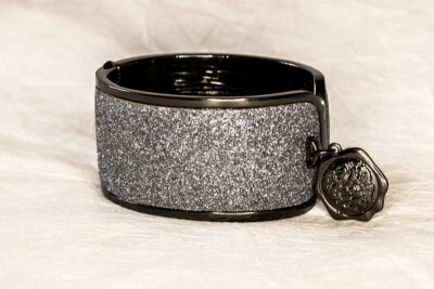 Pulsera Vince Camuto, Negra y Plata Foto 1 de 4