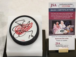 STEVE YZERMAN signed RED WINGS puck JSA COA - Picture 1 of 2