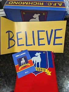 NEU TED LASSO Beutekiste AFC Richmond Box, Schal, Glaubensschild und Postkarte - Bild 1 von 12