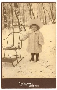 Portrait studio Bitche Cabinet petite fille siège luge - photo ancienne an. 1900 - Imagen 1 de 1