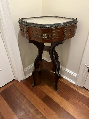 Antigua mesa de exhibición de acento madera y bronce bandeja extraíble cojín satinado Foto 1 de 4