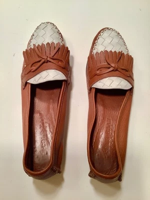 Mocasines para mujer Cole Haan 91/2 AA color tostado y blanco borla flecos tejidos mantequilla suave Foto 1 de 4