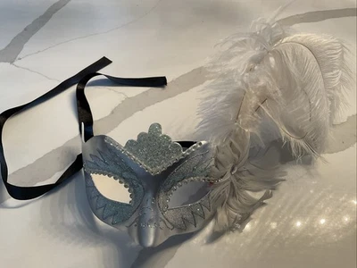 Pier 1 Imports Máscara Decorativa com Penas Pintada à Mão Feita na Itália - Imagem 1 de 3