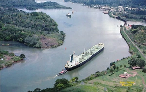 Buque de Carga Canal de Panamá Acercándose a la Ciudad de Gamboa Postal de Colección C364 - Imagen 1 de 2