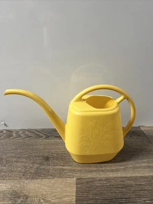 Lata de riego de plástico amarillo follaje en relieve escena de jardín Bloem vintage 56 OZ Foto 1 de 4