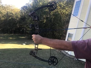 barnett vortex compound bow with arrows  - Picture 1 of 12