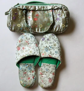 Brokatschmuck/Kosmetiktasche und Hausschuhe - nie benutzt - Bild 1 von 4