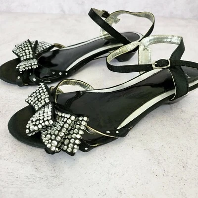 Sandalia STUART WEITZMAN Niños Plateada Negra Correa al Tobillo 1 Niñas Cuentas Arco Brillante  Foto 1 de 4