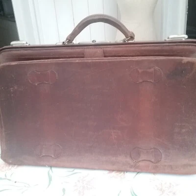 ANCIEN SAC DE VOYAGE EN CUIR PATINÉ -  VALISE -FERMOIR LAITON - Photo 1/4