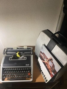 Machine à écrire anglaise Olivetti Olivetty - Photo 1/8