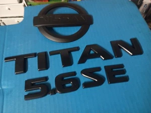 NISSAN TITAN V8 BLACK LETTERING SE 5.6 REAR TAILGATE 04-15 EMBLEM LOGO OEM USED - Foto 1 di 8