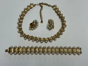Juego de collar/gargantilla, pulsera y pendientes Kramer vintage tono dorado imitación perlas - Imagen 1 de 15