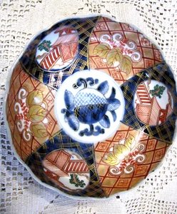 Antike Imari Schale - stilisierte Pfirsich Mittelschale - tolle Imari Farben - gewellter Rand - Bild 1 von 10