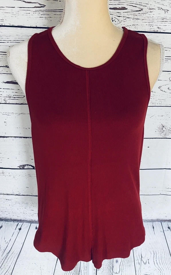 Camiseta sin mangas grande para mujer Vimmia roja oscura espalda deportiva costilla texturizada cuello en U suave usada en excelente estado  Foto 1 de 4