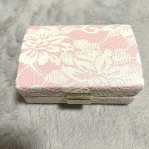 Francfranc Mini Schmuckkästchen Spitze rosa 13 × 9,5 × 6 cm Ohrring/Halskette mit Spiegel - Bild 1 von 6