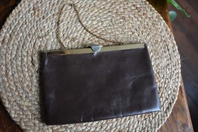 Cartera sin asas Etra vintage sobre de cuero, marrón y dorado con correa de cadena Foto 1 de 4