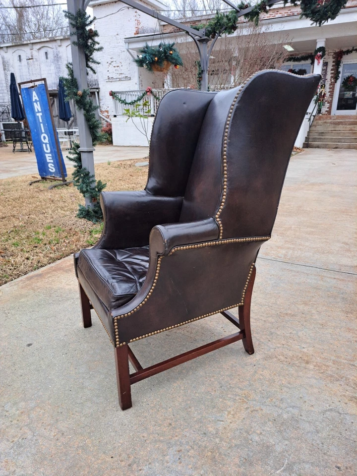  Silla inglesa de cuero con respaldo alado 20thc  Foto 1 de 4