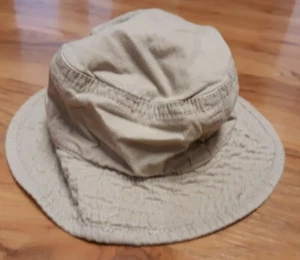 Boys 6-12 month sun hat with chin strap - Picture 1 of 3