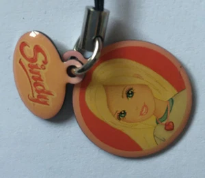 FAB LITTLE CHARITY SAMMLERSTÜCK SINDY PUPPE LOGO HANDTASCHE MASKOTTCHEN NEUWERTIG IN VERPACKUNG - Bild 1 von 3