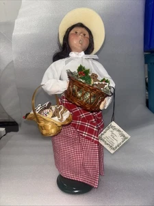 Byers' Choice The Carolers 2003 "Cries of London" Cookie Vendor Puppe mit Körben - Bild 1 von 4