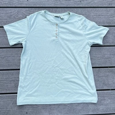 Elementos clásicos: Top manga camisa verde menta claro. Talla mediana. Foto 1 de 4