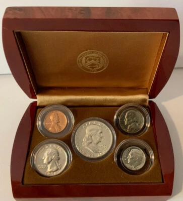 1953 UNCIRCULATED YEAR SET IN OFFICIAL U.S. MINT DISPLAY SILVER BIRTHYEAR COINS - Image 1 of 4