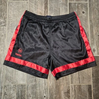 RARO PANTALÓN CORTO DE FÚTBOL SATINADO SATINADO TALLA XARA PARA HOMBRE De colección Negro Rojo Foto 1 de 4