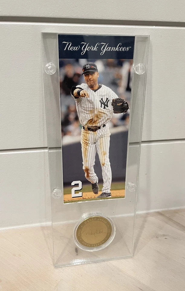 Derek Jeter New York Yankees Final Season Limited Edition Gold Medallion HOF - Image 1 of 4