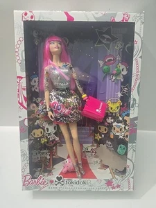 Bambola Barbie TOKIDOKI 10° anniversario - 2015 etichetta nera/capelli rosa NRFB - Foto 1 di 10