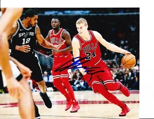 CAMISETA ROJA FIRMADA CHICAGO BULLS LAURI MARKKANEN 8X10 - Imagen 1 de 1