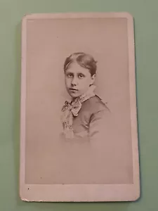 Foto de Dama Victoriana con Pretty Bow CDV Norwich Inglaterra Reino Unido - Imagen 1 de 3