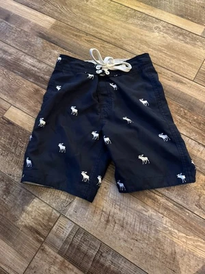Bermuda de natação Abercrombie & Fitch infantil masculina tamanho pequeno azul marinho e branco alce - Imagem 1 de 4