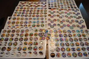 11 enormi fogli di tappi POG, prismatici, metallizzati, veleno, teschi, stati americani, LEGGI - Foto 1 di 8