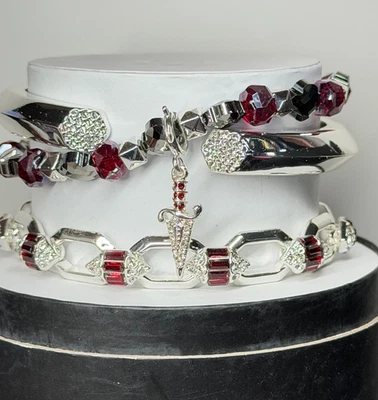 Bomb Party Halloween Stacks 2025 "Born Of Twilight" Rubí sobre Daga Plateada Foto 1 de 4