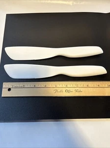 Dos nuevos cuchillos esparcidores de sándwiches Tupperware 9,5" blanco glaseado pastel blanco nuevos - Imagen 1 de 2