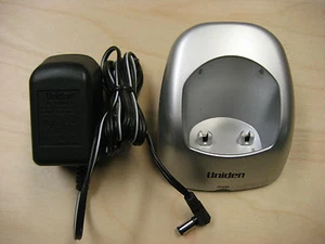 Uniden DCX700 Schnurloses Telefon Mobilteil Ladegerät mit AD-0005 AC Adapter - Bild 1 von 5