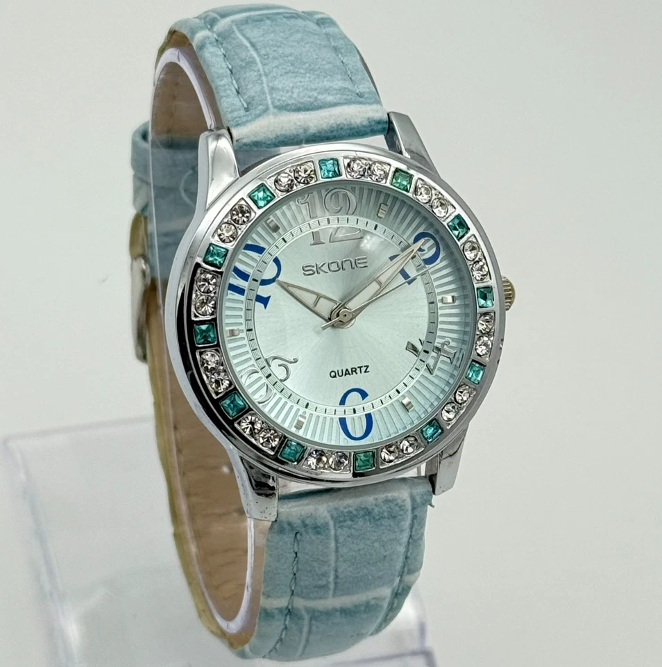 Reloj de lujo para mujer SKONE tono plateado, esfera azul, detalles de cristal, cuero azul Foto 1 de 4