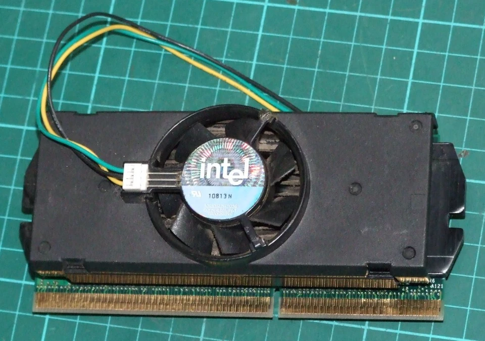 Intel Celeron 333MHz CPU SL32B for vintage Slot 1 PCs - Image 1 of 3