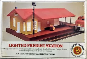 BACHMANN HO SCALE LIGHTED FREIGHT STATION - Picture 1 of 4
