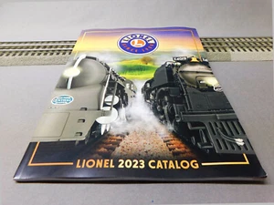 LIONEL 2023 BAND 1 ZUGKATALOG GROSSES BUCH ÜBER 120 SEITEN VOL1 Eisenbahn 2023V1 - Bild 1 von 3