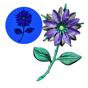 Broche Floral Vintage Groovy Latón Negro y Púrpura Prendedor Floral con Vidrio de Uranio - Imagen 1 de 9