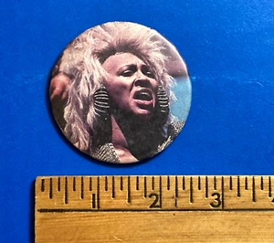 RAR Pin Zurück Button Tina Turner 2,5x2,5 - KOSTENLOSER VERSAND - Bild 1 von 2