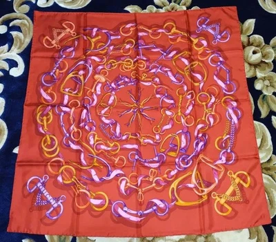 GUCCI Bufanda de Seda Roja Patrón de Cadena 90cm x 90cm Usada Elegante De Japón Foto 1 de 4