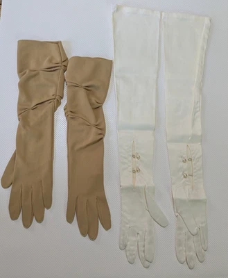 LUVAS DE ÓPERA VINTAGE 1) Longas Cetim Branco com Botões de Pérola 1) Bege Reunido - Imagem 1 de 4