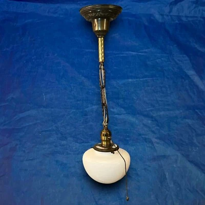 Accesorio colgante de latón antiguo con cableado con globo blanco 21K Foto 1 de 4