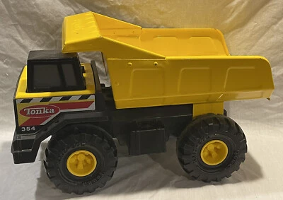 TONKA 354 DUMP TRUCK YELLOW METAL PLATIC HASBRO 2012 EXCELLENT USED CONDITION - Image 1 of 4
