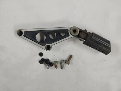 Honda Nighthawk CB700SC 1984 estribo trasero derecho y montaje 50620-MJ1-000 Foto 1 de 4